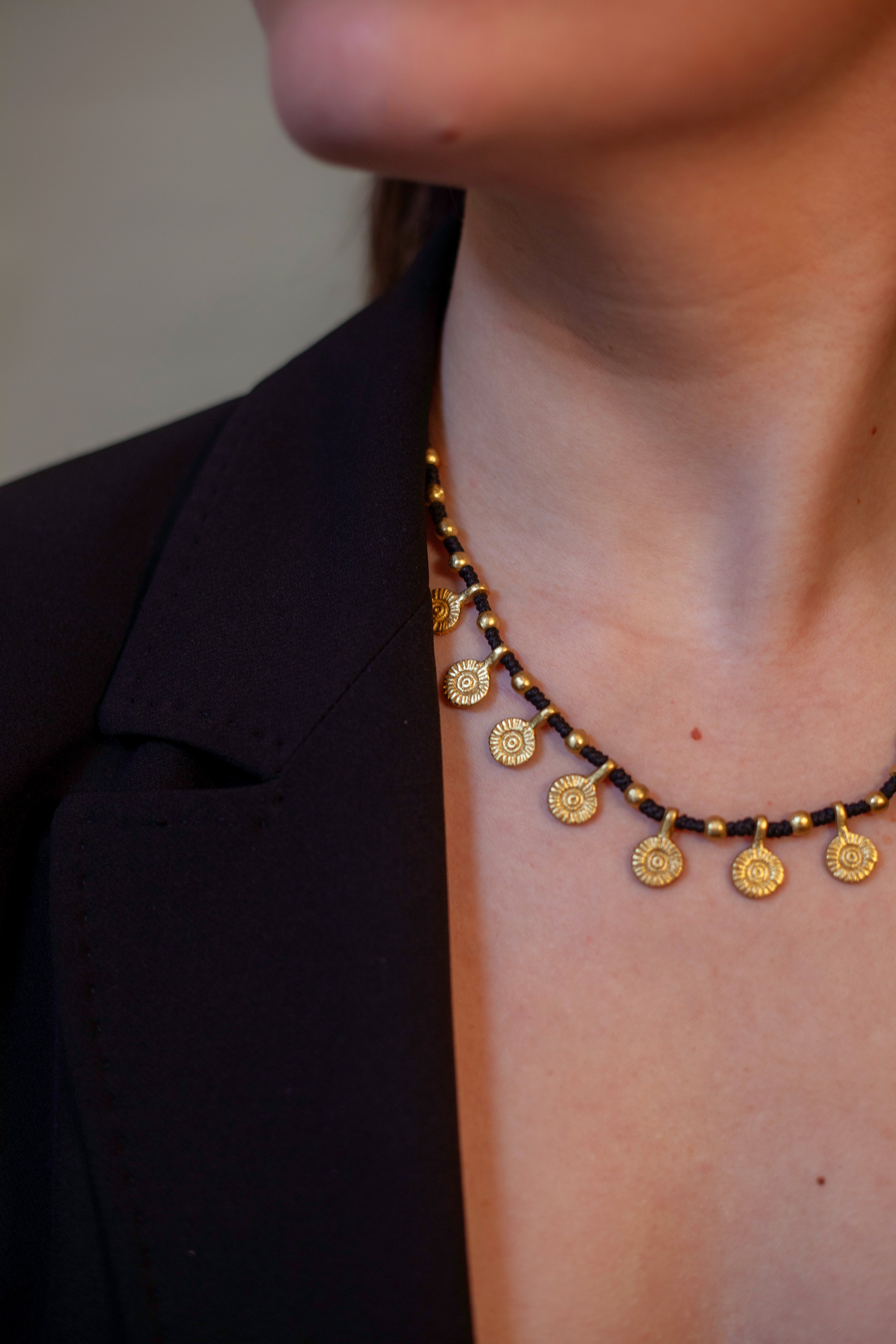 Collana macramè con monete in Ottone Riciclato