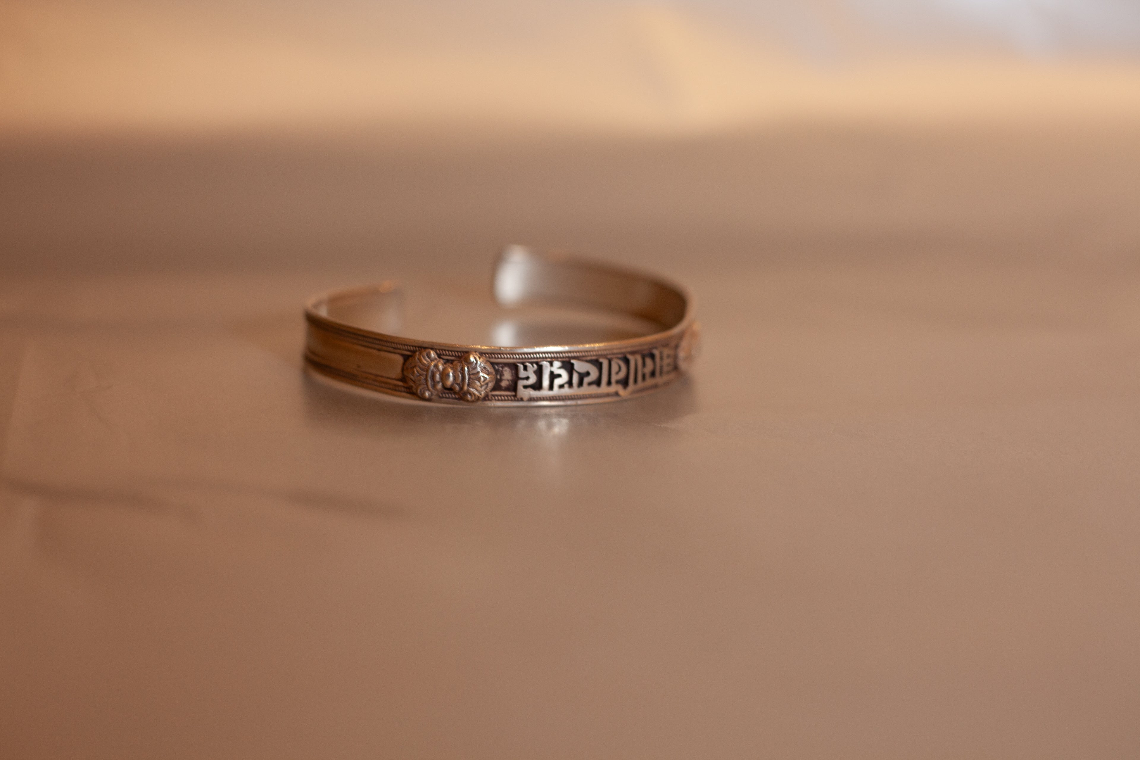 Bracciale in argento con incisioni etniche
