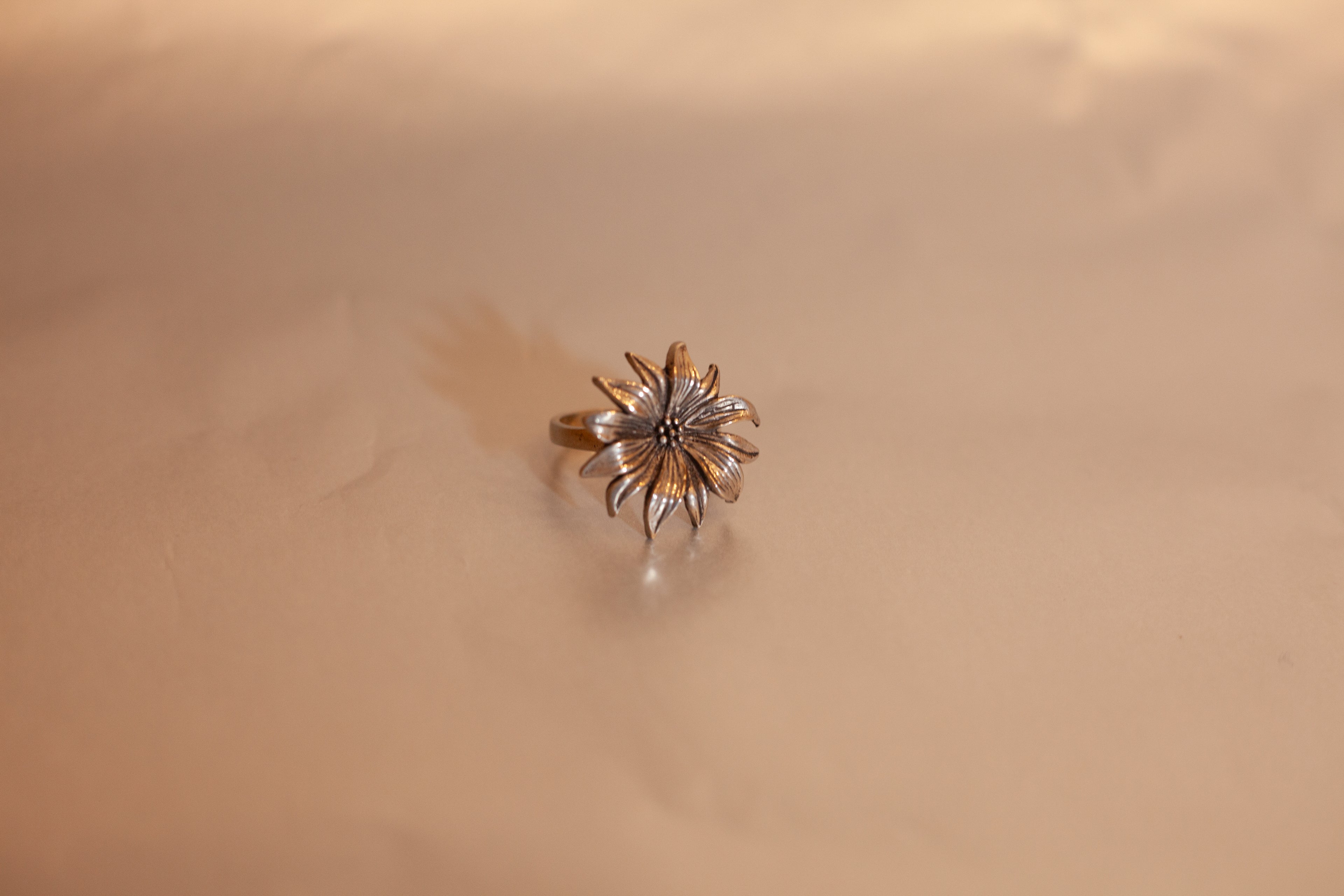 Anello in argento forma di fiore
